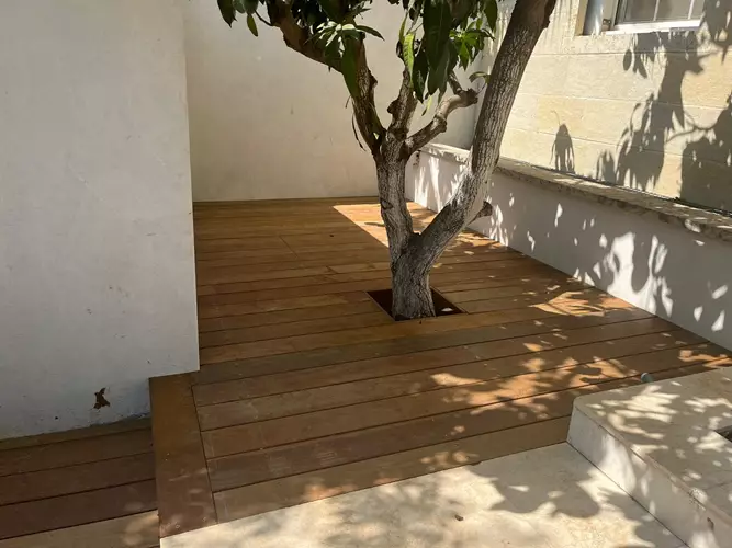 התקנת דק בכניסה לבית